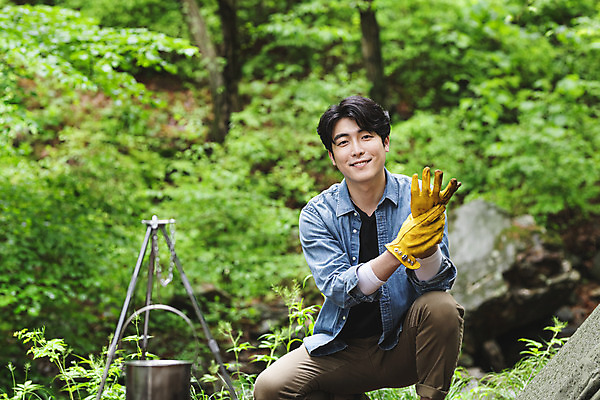 포토 JPG 주간 응시 남자 맨라이프 장갑 휴가 한명 미소 앉기 성인 취미 야외 앞모습 30대 캠핑 한국인 숲 반합 싱글라이프 성인남자한명만 국내포토 자연요소 1 라이프스타일 시선 잡화 뷰포인트 모션 레저 표정 캠핑도구 사람 동양인 장년 남자한명만 성인남자만 파일형식