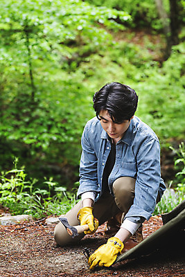 포토 JPG 주간 전신 남자 맨라이프 장갑 휴가 텐트 한명 들기 앉기 성인 취미 야외 앞모습 30대 캠핑 한국인 숲 도끼 설치 싱글라이프 성인남자한명만 국내포토 자연요소 1 라이프스타일 잡화 뷰포인트 모션 레저 캠핑도구 사람 동양인 장년 남자한명만 성인남자만 파일형식