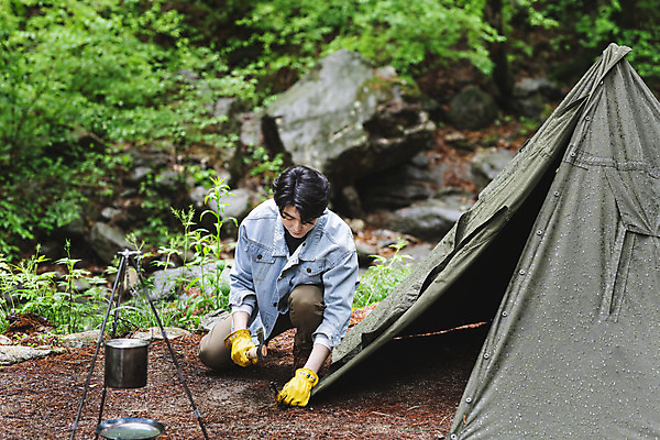 포토 JPG 주간 전신 응시 남자 맨라이프 장갑 휴가 텐트 한명 들기 앉기 성인 취미 야외 앞모습 30대 캠핑 한국인 프라이팬 숲 도끼 반합 설치 싱글라이프 성인남자한명만 국내포토 자연요소 1 라이프스타일 시선 잡화 뷰포인트 모션 주방용품 레저 캠핑도구 사람 동양인 장년 남자한명만 성인남자만 파일형식