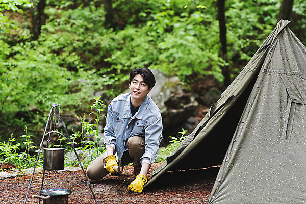 포토 JPG 주간 전신 응시 남자 맨라이프 장갑 휴가 텐트 한명 미소 들기 앉기 성인 취미 야외 앞모습 30대 캠핑 한국인 프라이팬 숲 도끼 반합 설치 싱글라이프 성인남자한명만 국내포토 자연요소 1 라이프스타일 시선 잡화 뷰포인트 모션 주방용품 레저 표정 캠핑도구 사람 동양인 장년 남자한명만 성인남자만 파일형식