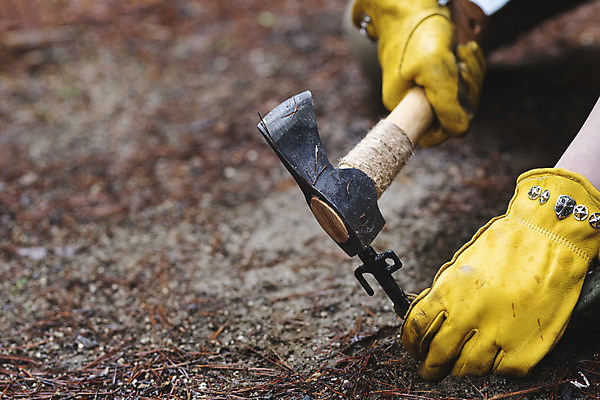 포토 JPG 주간 손 맨라이프 장갑 휴가 텐트 들기 취미 야외 신체부위 캠핑 숲 도끼 설치 국내포토 자연요소 라이프스타일 잡화 남자 모션 레저 캠핑도구 사람 파일형식