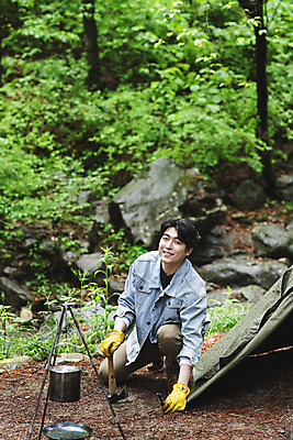 포토 JPG 주간 전신 응시 남자 맨라이프 장갑 휴가 휴식 텐트 한명 미소 앉기 성인 취미 야외 앞모습 30대 캠핑 한국인 프라이팬 숲 도끼 반합 싱글라이프 성인남자한명만 국내포토 자연요소 1 라이프스타일 시선 잡화 뷰포인트 컨셉 모션 주방용품 레저 표정 캠핑도구 사람 동양인 장년 남자한명만 성인남자만 파일형식