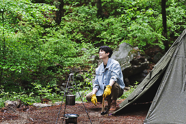 포토 JPG 주간 전신 응시 남자 맨라이프 장갑 휴가 휴식 텐트 한명 미소 성인 취미 야외 옆모습 30대 캠핑 한국인 잡기 프라이팬 숲 도끼 웅크림 반합 싱글라이프 성인남자한명만 국내포토 자연요소 1 라이프스타일 시선 잡화 뷰포인트 컨셉 모션 주방용품 레저 표정 캠핑도구 사람 동양인 장년 남자한명만 성인남자만 파일형식