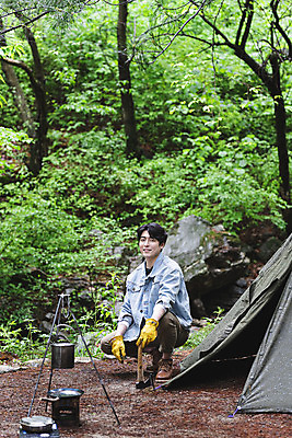 포토 JPG 주간 전신 응시 남자 맨라이프 장갑 휴가 휴식 텐트 한명 미소 성인 취미 야외 옆모습 30대 캠핑 한국인 잡기 프라이팬 숲 도끼 웅크림 반합 싱글라이프 성인남자한명만 국내포토 자연요소 1 라이프스타일 시선 잡화 뷰포인트 컨셉 모션 주방용품 레저 표정 캠핑도구 사람 동양인 장년 남자한명만 성인남자만 파일형식