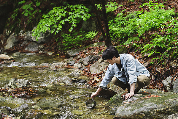 포토 JPG 주간 전신 응시 남자 맨라이프 휴가 한명 들기 성인 취미 야외 옆모습 물 30대 계곡 캠핑 한국인 바위 숲 웅크림 물뜨기 반합 싱글라이프 성인남자한명만 국내포토 자연요소 1 라이프스타일 시선 뷰포인트 모션 레저 캠핑도구 사람 동양인 장년 돌_바위 남자한명만 성인남자만 파일형식