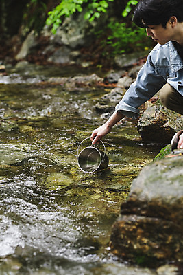 포토 JPG 주간 응시 남자 맨라이프 휴가 한명 들기 상반신 성인 취미 야외 옆모습 물 30대 계곡 캠핑 한국인 바위 숲 물뜨기 반합 싱글라이프 성인남자한명만 국내포토 자연요소 1 라이프스타일 시선 뷰포인트 모션 레저 캠핑도구 사람 동양인 장년 돌_바위 남자한명만 성인남자만 파일형식