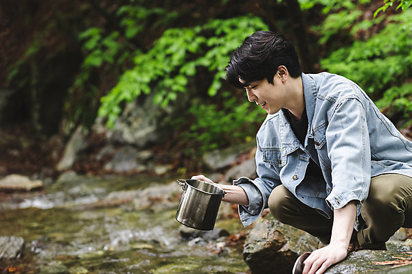 포토 JPG 주간 전신 응시 남자 맨라이프 휴가 한명 미소 들기 성인 취미 야외 옆모습 물 30대 계곡 캠핑 한국인 바위 숲 웅크림 반합 싱글라이프 성인남자한명만 국내포토 자연요소 1 라이프스타일 시선 뷰포인트 모션 레저 표정 캠핑도구 사람 동양인 장년 돌_바위 남자한명만 성인남자만 파일형식