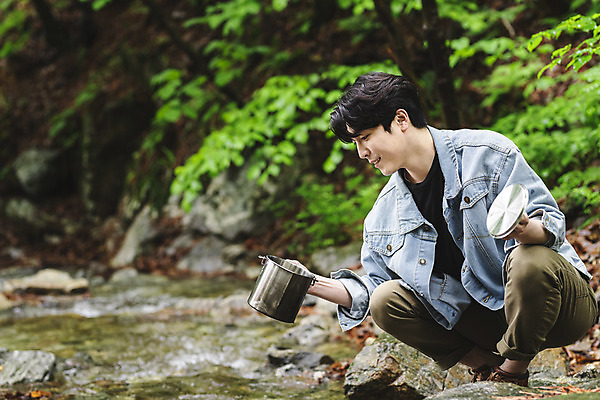 포토 JPG 주간 전신 응시 남자 맨라이프 휴가 한명 미소 들기 성인 취미 야외 옆모습 물 30대 계곡 캠핑 한국인 뚜껑 바위 숲 웅크림 반합 싱글라이프 성인남자한명만 국내포토 자연요소 1 라이프스타일 시선 뷰포인트 모션 레저 표정 캠핑도구 사람 동양인 장년 돌_바위 남자한명만 성인남자만 파일형식