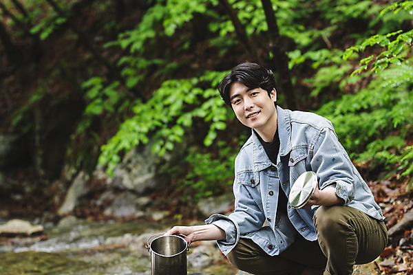 포토 JPG 주간 응시 남자 맨라이프 휴가 한명 미소 들기 상반신 성인 취미 야외 앞모습 물 30대 계곡 캠핑 한국인 뚜껑 숲 웅크림 반합 싱글라이프 성인남자한명만 국내포토 자연요소 1 라이프스타일 시선 뷰포인트 모션 레저 표정 캠핑도구 사람 동양인 장년 남자한명만 성인남자만 파일형식