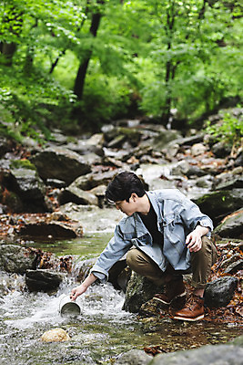 포토 JPG 주간 전신 응시 남자 맨라이프 휴가 한명 들기 성인 취미 야외 옆모습 물 30대 계곡 캠핑 한국인 바위 숲 웅크림 물뜨기 반합 싱글라이프 성인남자한명만 국내포토 자연요소 1 라이프스타일 시선 뷰포인트 모션 레저 캠핑도구 사람 동양인 장년 남자한명만 성인남자만 파일형식