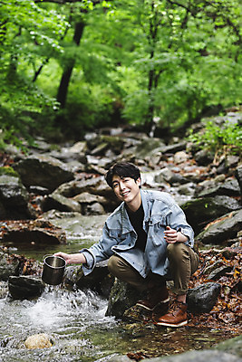 포토 JPG 주간 전신 응시 남자 맨라이프 휴가 한명 미소 들기 성인 취미 야외 앞모습 물 30대 계곡 캠핑 한국인 바위 숲 웅크림 물뜨기 반합 싱글라이프 성인남자한명만 국내포토 자연요소 1 라이프스타일 시선 뷰포인트 모션 레저 표정 캠핑도구 사람 동양인 장년 돌_바위 남자한명만 성인남자만 파일형식