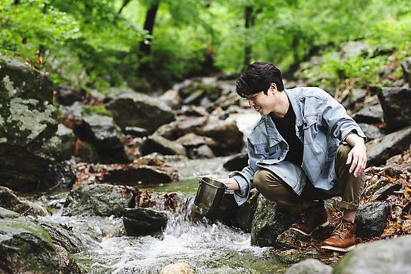 포토 JPG 주간 전신 응시 남자 맨라이프 휴가 한명 미소 들기 성인 취미 야외 옆모습 물 30대 계곡 캠핑 한국인 바위 숲 웅크림 물뜨기 반합 싱글라이프 성인남자한명만 국내포토 자연요소 1 라이프스타일 시선 뷰포인트 모션 레저 표정 캠핑도구 사람 동양인 장년 돌_바위 남자한명만 성인남자만 파일형식