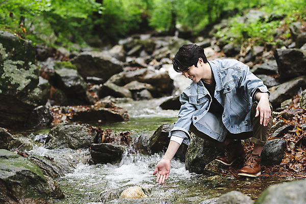 포토 JPG 주간 전신 응시 남자 맨라이프 휴가 휴식 한명 미소 성인 취미 야외 옆모습 30대 계곡 캠핑 한국인 바위 숲 웅크림 손뻗기 싱글라이프 성인남자한명만 국내포토 자연요소 1 라이프스타일 시선 뷰포인트 컨셉 모션 레저 표정 사람 동양인 장년 돌_바위 남자한명만 성인남자만 파일형식