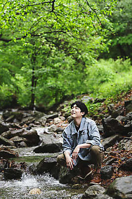 포토 JPG 주간 전신 응시 남자 맨라이프 휴가 휴식 한명 미소 성인 취미 야외 옆모습 30대 계곡 캠핑 한국인 바위 숲 웅크림 싱글라이프 성인남자한명만 국내포토 자연요소 1 라이프스타일 시선 뷰포인트 컨셉 모션 레저 표정 사람 동양인 장년 돌_바위 남자한명만 성인남자만 파일형식