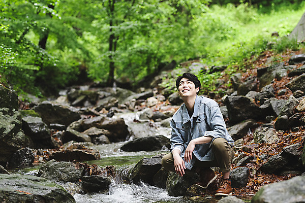 포토 JPG 주간 전신 응시 남자 맨라이프 휴가 휴식 한명 미소 성인 취미 야외 앞모습 30대 계곡 캠핑 한국인 바위 숲 웅크림 싱글라이프 성인남자한명만 국내포토 자연요소 1 라이프스타일 시선 뷰포인트 컨셉 모션 레저 표정 사람 동양인 장년 돌_바위 남자한명만 성인남자만 파일형식