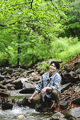 포토 JPG 주간 전신 남자 맨라이프 휴가 휴식 한명 미소 성인 취미 야외 앞모습 30대 계곡 캠핑 한국인 바위 숲 웅크림 싱글라이프 성인남자한명만 국내포토 자연요소 1 라이프스타일 뷰포인트 컨셉 모션 레저 표정 사람 동양인 장년 돌_바위 남자한명만 성인남자만 파일형식