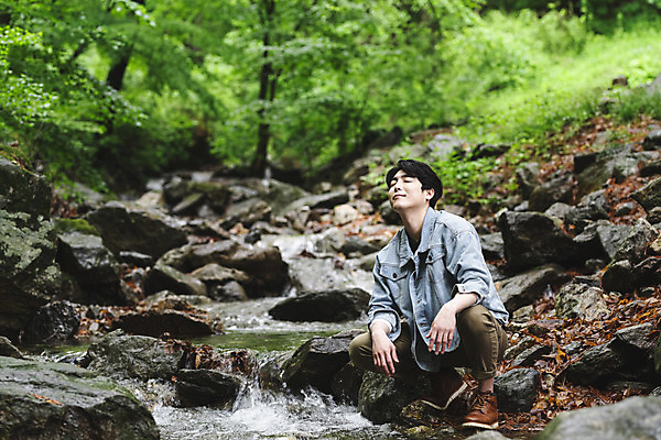 포토 JPG 주간 전신 남자 맨라이프 휴가 휴식 한명 미소 성인 취미 야외 옆모습 30대 계곡 눈감음 캠핑 한국인 바위 숲 웅크림 싱글라이프 성인남자한명만 국내포토 자연요소 1 라이프스타일 뷰포인트 컨셉 모션 레저 표정 사람 동양인 장년 돌_바위 남자한명만 성인남자만 파일형식