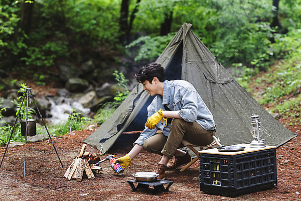 포토 JPG 주간 전신 응시 남자 맨라이프 장갑 휴가 텐트 한명 미소 들기 앉기 성인 취미 야외 옆모습 30대 캠핑 한국인 랜턴 프라이팬 숲 장작 반합 토치 싱글라이프 성인남자한명만 캠핑박스 국내포토 자연요소 1 라이프스타일 시선 잡화 뷰포인트 모션 주방용품 레저 조명 표정 캠핑도구 사람 동양인 장년 공구 남자한명만 성인남자만 파일형식