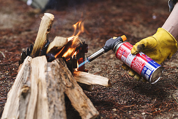 포토 JPG 주간 손 맨라이프 장갑 휴가 들기 취미 야외 신체부위 캠핑 숲 장작 모닥불 토치 국내포토 자연요소 라이프스타일 잡화 남자 모션 불 레저 사람 공구 파일형식