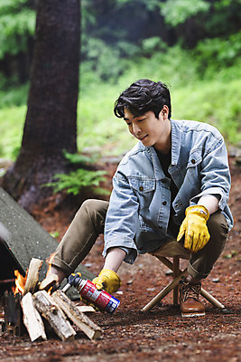 포토 JPG 주간 전신 응시 남자 맨라이프 장갑 의자 휴가 텐트 한명 미소 들기 앉기 성인 취미 야외 옆모습 30대 캠핑 한국인 숲 장작 모닥불 토치 싱글라이프 성인남자한명만 국내포토 자연요소 1 라이프스타일 시선 잡화 뷰포인트 가구 모션 불 레저 표정 캠핑도구 사람 동양인 장년 공구 남자한명만 성인남자만 파일형식