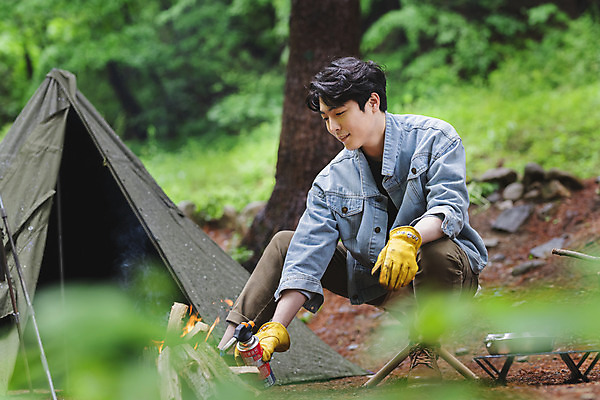 포토 JPG 주간 전신 응시 남자 맨라이프 장갑 의자 휴가 텐트 한명 들기 앉기 성인 취미 야외 옆모습 30대 캠핑 한국인 소프트포커스 숲 장작 모닥불 토치 싱글라이프 성인남자한명만 국내포토 자연요소 1 라이프스타일 시선 잡화 뷰포인트 가구 모션 불 레저 촬영기법 캠핑도구 사람 동양인 장년 공구 남자한명만 성인남자만 파일형식