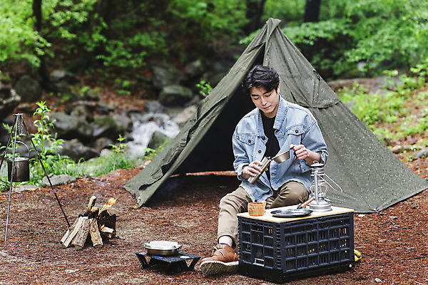 포토 JPG 주간 전신 나무 응시 남자 커피 맨라이프 휴가 텐트 한명 들기 앉기 성인 취미 야외 앞모습 30대 캠핑 한국인 랜턴 숲 모닥불 그라인더 싱글라이프 성인남자한명만 캠핑박스 국내포토 자연요소 식물 1 라이프스타일 시선 음료 뷰포인트 모션 불 레저 조명 캠핑도구 사람 동양인 장년 커피용품 남자한명만 성인남자만 파일형식