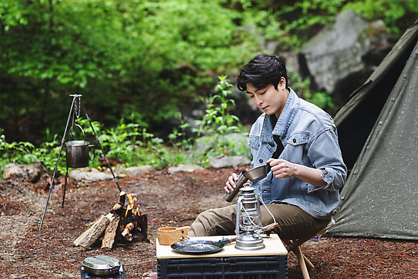 포토 JPG 주간 응시 남자 커피 맨라이프 휴가 휴식 텐트 한명 들기 앉기 상반신 성인 취미 야외 옆모습 컵 30대 캠핑 한국인 랜턴 프라이팬 숲 모닥불 그라인더 반합 싱글라이프 성인남자한명만 캠핑박스 국내포토 자연요소 1 라이프스타일 식기 시선 음료 뷰포인트 컨셉 모션 주방용품 불 레저 조명 캠핑도구 사람 동양인 장년 커피용품 남자한명만 성인남자만 파일형식