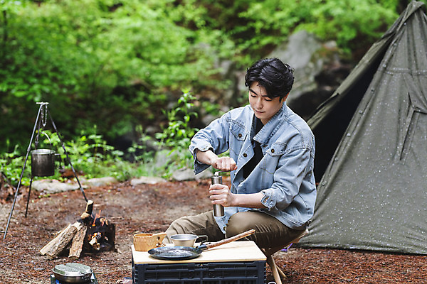 포토 JPG 주간 응시 남자 커피 맨라이프 휴가 휴식 텐트 한명 들기 상반신 성인 취미 야외 옆모습 컵 30대 캠핑 한국인 잡기 프라이팬 모닥불 그라인더 반합 싱글라이프 성인남자한명만 캠핑박스 국내포토 자연요소 1 라이프스타일 식기 시선 음료 뷰포인트 컨셉 모션 주방용품 불 레저 캠핑도구 사람 동양인 장년 커피용품 남자한명만 성인남자만 파일형식