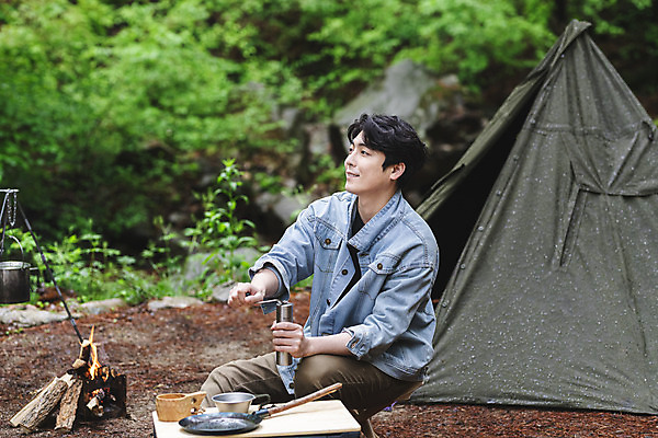 포토 JPG 주간 응시 남자 커피 맨라이프 휴가 휴식 텐트 한명 미소 들기 앉기 상반신 성인 취미 야외 옆모습 컵 30대 캠핑 한국인 잡기 프라이팬 숲 모닥불 그라인더 싱글라이프 성인남자한명만 캠핑박스 국내포토 자연요소 1 라이프스타일 식기 시선 음료 뷰포인트 컨셉 모션 주방용품 불 레저 표정 캠핑도구 사람 동양인 장년 커피용품 남자한명만 성인남자만 파일형식