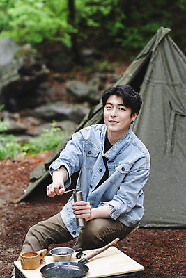포토 JPG 주간 나무 응시 남자 커피 맨라이프 휴가 휴식 텐트 한명 미소 성인 취미 야외 앞모습 컵 30대 캠핑 한국인 잡기 숲 그라인더 싱글라이프 성인남자한명만 캠핑박스 국내포토 자연요소 식물 1 라이프스타일 식기 시선 음료 뷰포인트 컨셉 모션 레저 표정 캠핑도구 사람 동양인 장년 커피용품 남자한명만 성인남자만 파일형식