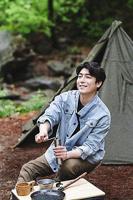 포토 JPG 주간 응시 남자 커피 맨라이프 휴가 휴식 텐트 한명 미소 들기 앉기 상반신 성인 취미 야외 옆모습 컵 30대 캠핑 한국인 잡기 프라이팬 숲 그라인더 싱글라이프 성인남자한명만 캠핑박스 국내포토 자연요소 1 라이프스타일 식기 시선 음료 뷰포인트 컨셉 모션 주방용품 레저 표정 캠핑도구 사람 동양인 장년 커피용품 남자한명만 성인남자만 파일형식