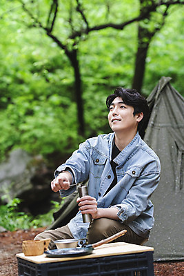 포토 JPG 주간 응시 남자 커피 맨라이프 휴가 휴식 텐트 한명 미소 들기 앉기 상반신 성인 취미 야외 옆모습 컵 30대 캠핑 한국인 잡기 프라이팬 숲 그라인더 싱글라이프 성인남자한명만 캠핑박스 국내포토 자연요소 1 라이프스타일 식기 시선 음료 뷰포인트 컨셉 모션 주방용품 레저 표정 캠핑도구 사람 동양인 장년 커피용품 남자한명만 성인남자만 파일형식