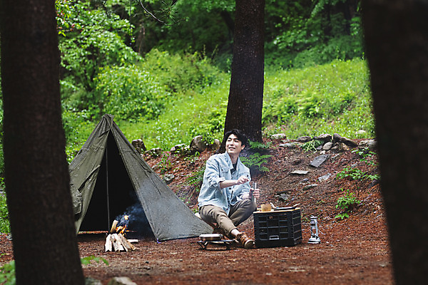 포토 JPG 주간 전신 나무 응시 남자 커피 맨라이프 휴가 휴식 텐트 한명 들기 앉기 성인 취미 야외 옆모습 30대 캠핑 한국인 랜턴 숲 모닥불 그라인더 싱글라이프 성인남자한명만 캠핑박스 국내포토 자연요소 식물 1 라이프스타일 시선 음료 뷰포인트 컨셉 모션 불 레저 조명 캠핑도구 사람 동양인 장년 커피용품 남자한명만 성인남자만 파일형식
