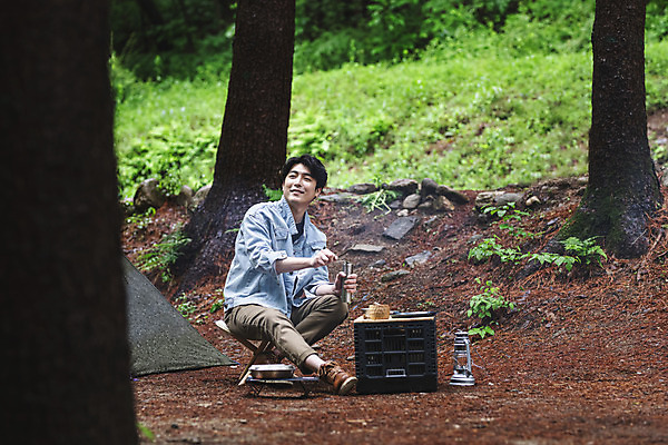 포토 JPG 주간 전신 응시 남자 커피 맨라이프 휴가 휴식 텐트 한명 미소 들기 앉기 성인 취미 야외 옆모습 30대 캠핑 한국인 랜턴 잡기 숲 그라인더 싱글라이프 성인남자한명만 캠핑박스 국내포토 자연요소 1 라이프스타일 시선 음료 뷰포인트 컨셉 모션 레저 조명 표정 캠핑도구 사람 동양인 장년 커피용품 남자한명만 성인남자만 파일형식