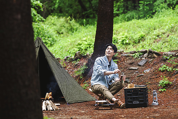 포토 JPG 주간 전신 응시 남자 커피 맨라이프 휴가 휴식 텐트 한명 들기 성인 취미 야외 옆모습 30대 캠핑 한국인 랜턴 잡기 숲 모닥불 그라인더 싱글라이프 성인남자한명만 캠핑박스 국내포토 자연요소 1 라이프스타일 시선 음료 뷰포인트 컨셉 모션 불 레저 조명 캠핑도구 사람 동양인 장년 커피용품 남자한명만 성인남자만 파일형식