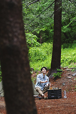 포토 JPG 주간 전신 남자 커피 맨라이프 휴가 휴식 한명 미소 들기 앉기 성인 취미 야외 앞모습 30대 캠핑 한국인 랜턴 잡기 숲 그라인더 싱글라이프 성인남자한명만 캠핑박스 국내포토 자연요소 1 라이프스타일 음료 뷰포인트 컨셉 모션 레저 조명 표정 캠핑도구 사람 동양인 장년 커피용품 남자한명만 성인남자만 파일형식