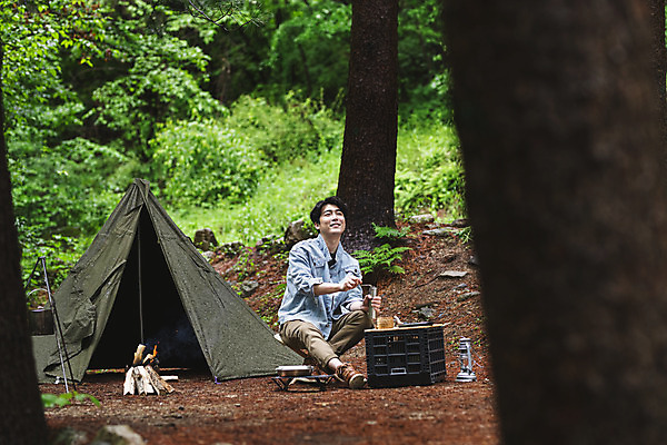 포토 JPG 주간 전신 나무 남자 커피 맨라이프 휴가 휴식 텐트 한명 성인 취미 야외 옆모습 30대 캠핑 한국인 랜턴 숲 그라인더 싱글라이프 성인남자한명만 캠핑박스 국내포토 자연요소 식물 1 라이프스타일 음료 뷰포인트 컨셉 레저 조명 캠핑도구 사람 동양인 장년 커피용품 남자한명만 성인남자만 파일형식
