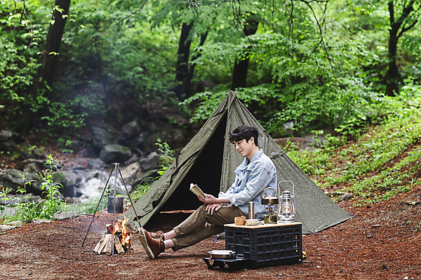 포토 JPG 주간 전신 나무 남자 맨라이프 의자 휴가 휴식 텐트 한명 성인 취미 야외 옆모습 책 30대 독서 캠핑 한국인 다리꼬기 랜턴 연기 숲 싱글라이프 성인남자한명만 캠핑박스 국내포토 자연요소 식물 1 라이프스타일 뷰포인트 가구 컨셉 모션 레저 조명 캠핑도구 사람 동양인 장년 남자한명만 성인남자만 파일형식