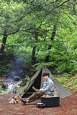 포토 JPG 주간 전신 응시 남자 맨라이프 의자 휴가 휴식 텐트 한명 미소 들기 앉기 성인 취미 야외 옆모습 책 30대 독서 캠핑 한국인 다리꼬기 랜턴 연기 숲 모닥불 반합 싱글라이프 성인남자한명만 캠핑박스 국내포토 자연요소 1 라이프스타일 시선 뷰포인트 가구 컨셉 모션 불 레저 조명 표정 캠핑도구 사람 동양인 장년 남자한명만 성인남자만 파일형식