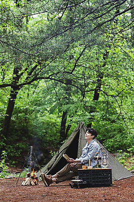 포토 JPG 주간 전신 응시 남자 맨라이프 의자 휴가 휴식 텐트 한명 미소 들기 앉기 성인 취미 야외 옆모습 책 30대 독서 캠핑 한국인 다리꼬기 랜턴 연기 숲 모닥불 반합 싱글라이프 성인남자한명만 캠핑박스 국내포토 자연요소 1 라이프스타일 시선 뷰포인트 가구 컨셉 모션 불 레저 조명 표정 캠핑도구 사람 동양인 장년 남자한명만 성인남자만 파일형식