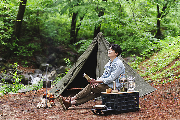 포토 JPG 주간 전신 응시 남자 맨라이프 의자 휴가 휴식 텐트 한명 미소 들기 앉기 성인 취미 야외 옆모습 책 30대 독서 캠핑 한국인 다리꼬기 랜턴 숲 모닥불 그라인더 반합 싱글라이프 성인남자한명만 캠핑박스 국내포토 자연요소 1 라이프스타일 시선 뷰포인트 가구 컨셉 모션 불 레저 조명 표정 캠핑도구 사람 동양인 장년 커피용품 남자한명만 성인남자만 파일형식