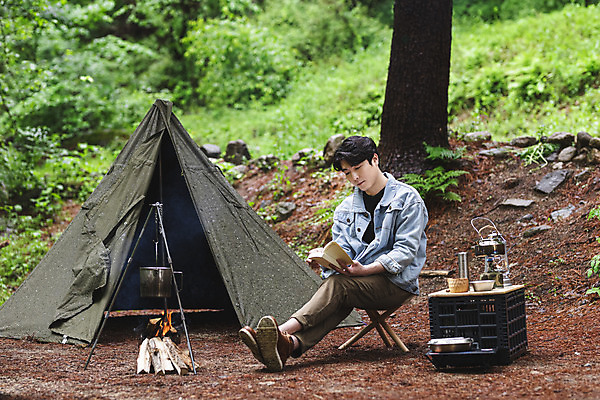 포토 JPG 주간 전신 응시 남자 맨라이프 의자 휴가 휴식 텐트 한명 들기 앉기 성인 취미 야외 옆모습 책 30대 독서 캠핑 한국인 다리꼬기 랜턴 숲 모닥불 반합 싱글라이프 성인남자한명만 캠핑박스 국내포토 자연요소 1 라이프스타일 시선 뷰포인트 가구 컨셉 모션 불 레저 조명 캠핑도구 사람 동양인 장년 남자한명만 성인남자만 파일형식