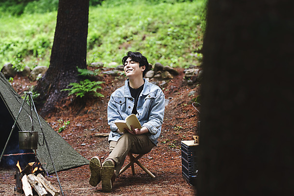 포토 JPG 주간 전신 나무 남자 맨라이프 의자 휴가 휴식 텐트 한명 미소 들기 앉기 성인 취미 야외 앞모습 책 30대 독서 눈감음 캠핑 한국인 다리꼬기 랜턴 모닥불 반합 싱글라이프 성인남자한명만 국내포토 자연요소 식물 1 라이프스타일 뷰포인트 가구 컨셉 모션 불 레저 조명 표정 캠핑도구 사람 동양인 장년 남자한명만 성인남자만 파일형식