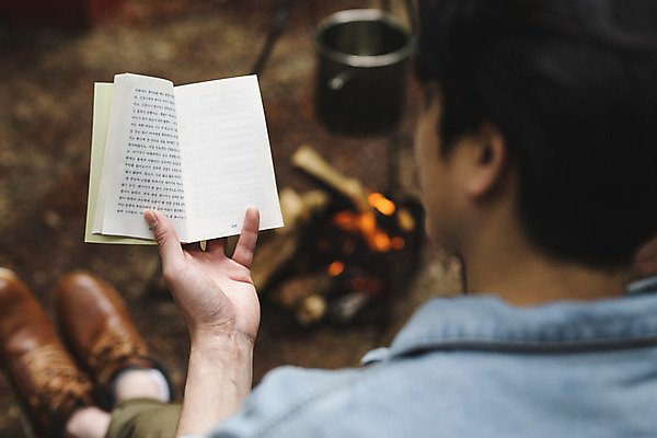 포토 JPG 주간 전신 남자 맨라이프 휴가 휴식 한명 들기 성인 취미 야외 뒷모습 책 30대 독서 캠핑 한국인 소프트포커스 모닥불 반합 싱글라이프 성인남자한명만 국내포토 자연요소 1 라이프스타일 뷰포인트 컨셉 모션 불 레저 촬영기법 캠핑도구 사람 동양인 장년 남자한명만 성인남자만 파일형식