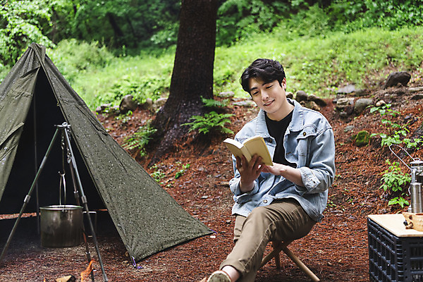 포토 JPG 주간 응시 남자 맨라이프 의자 휴가 휴식 텐트 한명 미소 들기 앉기 상반신 성인 취미 야외 앞모습 책 30대 독서 캠핑 한국인 다리꼬기 랜턴 숲 반합 싱글라이프 성인남자한명만 캠핑박스 국내포토 자연요소 1 라이프스타일 시선 뷰포인트 가구 컨셉 모션 레저 조명 표정 캠핑도구 사람 동양인 장년 남자한명만 성인남자만 파일형식