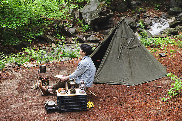 포토 JPG 주간 전신 나무 남자 맨라이프 휴가 휴식 텐트 한명 들기 앉기 성인 취미 야외 옆모습 책 30대 독서 캠핑 한국인 다리꼬기 랜턴 숲 모닥불 반합 싱글라이프 성인남자한명만 캠핑박스 국내포토 자연요소 식물 1 라이프스타일 뷰포인트 컨셉 모션 불 레저 조명 캠핑도구 사람 동양인 장년 남자한명만 성인남자만 파일형식