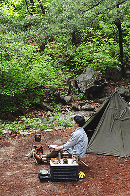 포토 JPG 주간 전신 나무 남자 맨라이프 휴가 휴식 텐트 한명 들기 앉기 성인 취미 야외 옆모습 책 30대 독서 캠핑 한국인 다리꼬기 랜턴 숲 모닥불 반합 싱글라이프 성인남자한명만 캠핑박스 국내포토 자연요소 식물 1 라이프스타일 뷰포인트 컨셉 모션 불 레저 조명 캠핑도구 사람 동양인 장년 남자한명만 성인남자만 파일형식