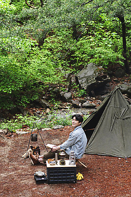 포토 JPG 주간 전신 나무 응시 남자 맨라이프 휴가 휴식 텐트 한명 미소 들기 앉기 성인 취미 야외 옆모습 책 30대 독서 캠핑 한국인 다리꼬기 랜턴 뒤돌아보기 숲 모닥불 반합 싱글라이프 성인남자한명만 캠핑박스 국내포토 자연요소 식물 1 라이프스타일 시선 뷰포인트 컨셉 모션 불 레저 조명 표정 캠핑도구 사람 동양인 장년 남자한명만 성인남자만 파일형식