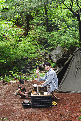 포토 JPG 주간 전신 나무 응시 남자 맨라이프 휴가 휴식 텐트 한명 미소 들기 앉기 성인 취미 야외 옆모습 책 30대 독서 캠핑 한국인 다리꼬기 랜턴 숲 모닥불 손인사 반합 싱글라이프 성인남자한명만 캠핑박스 국내포토 자연요소 식물 1 라이프스타일 시선 뷰포인트 컨셉 모션 불 레저 조명 표정 캠핑도구 사람 동양인 장년 인사 남자한명만 성인남자만 파일형식