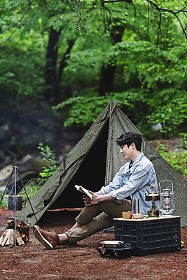 포토 JPG 주간 전신 나무 응시 남자 맨라이프 휴가 휴식 텐트 한명 들기 앉기 성인 취미 야외 옆모습 책 30대 독서 캠핑 한국인 다리꼬기 랜턴 연기 숲 모닥불 반합 싱글라이프 성인남자한명만 캠핑박스 국내포토 자연요소 식물 1 라이프스타일 시선 뷰포인트 컨셉 모션 불 레저 조명 캠핑도구 사람 동양인 장년 남자한명만 성인남자만 파일형식